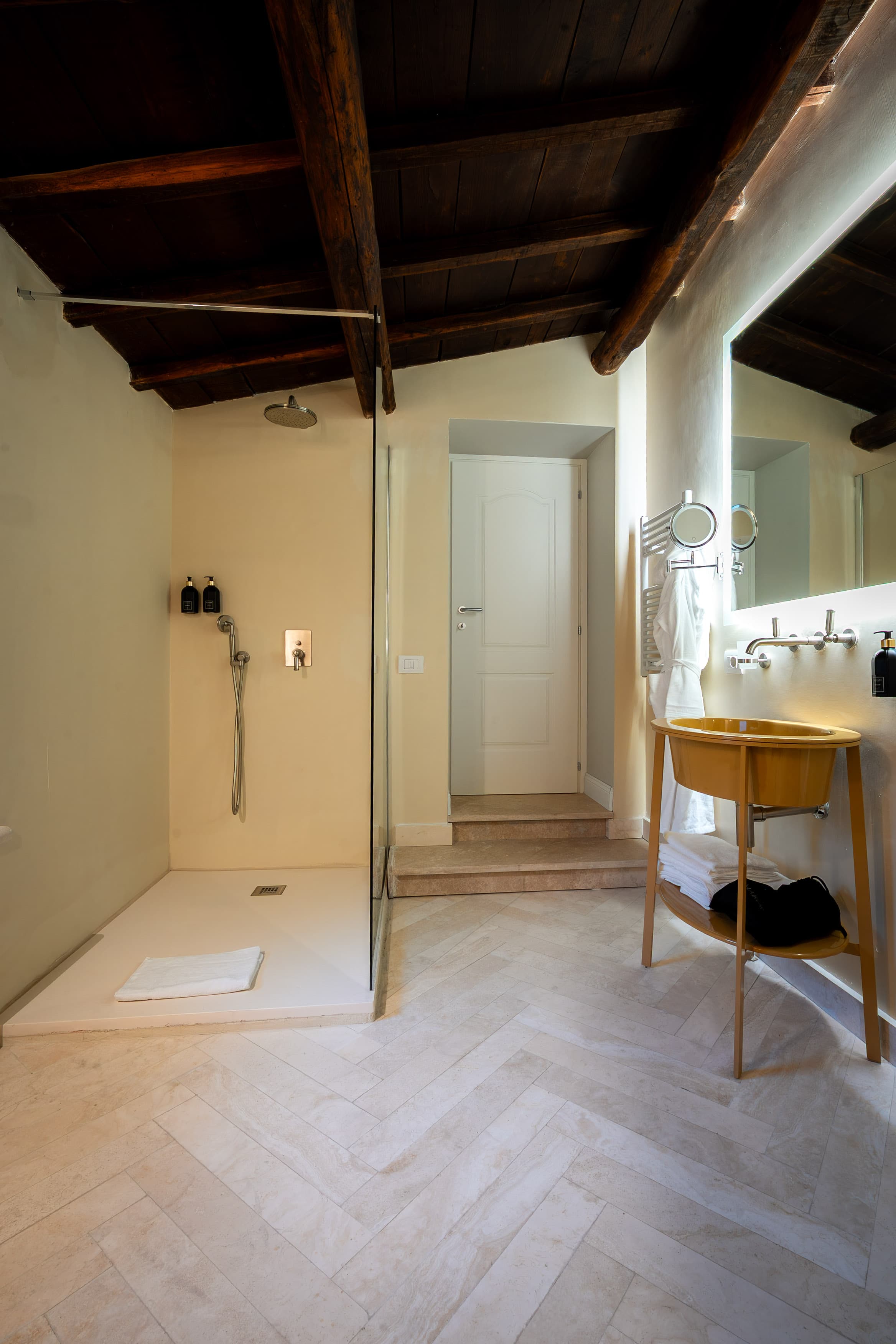 Suite R. Chateaubriand 9